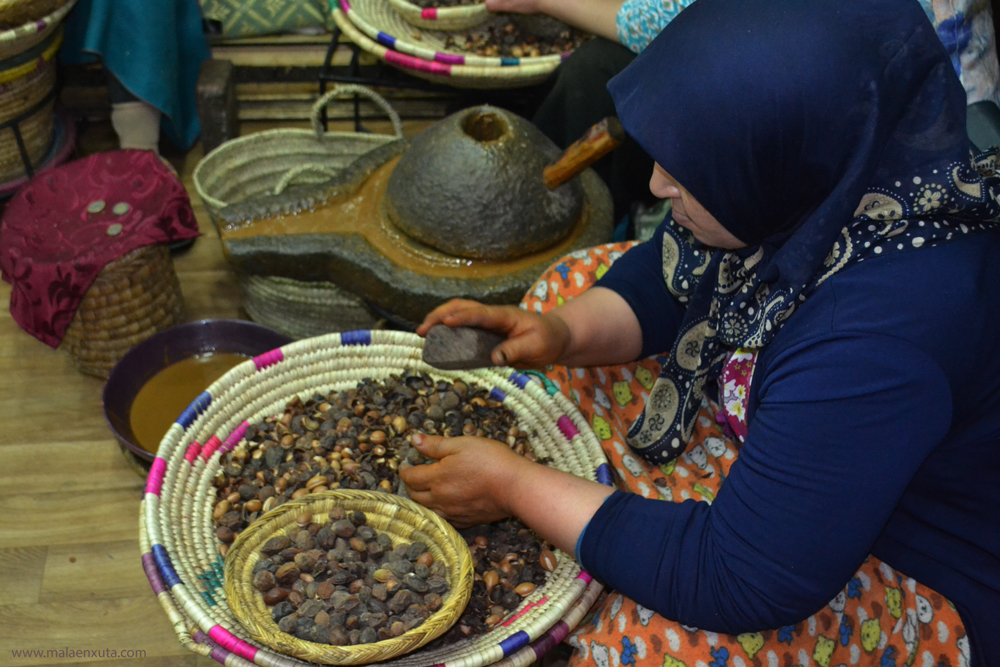 Mulheres quebrando as castanhas para retirada das sementes de argan