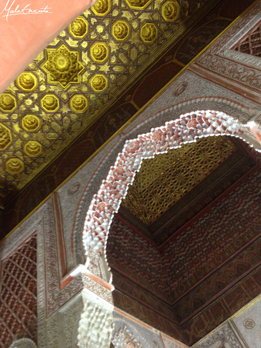 Detalhes do folheado com ouro mugarnas, Câmara dos Onze Pilares, Marraquexe, Marrocos.