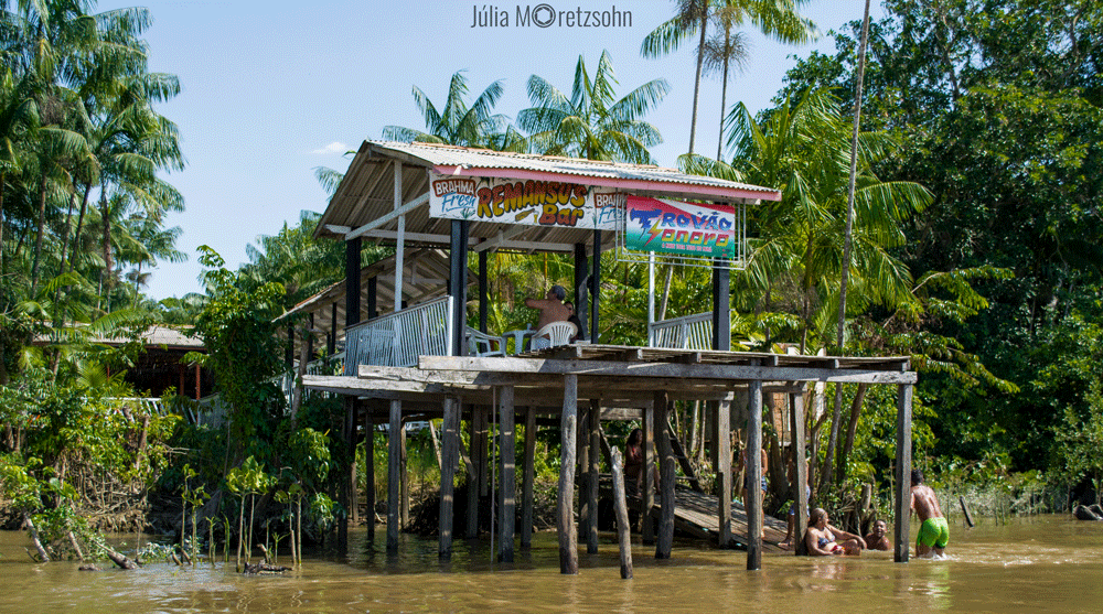 Bar sobre palafitas na Ilha do Combu.