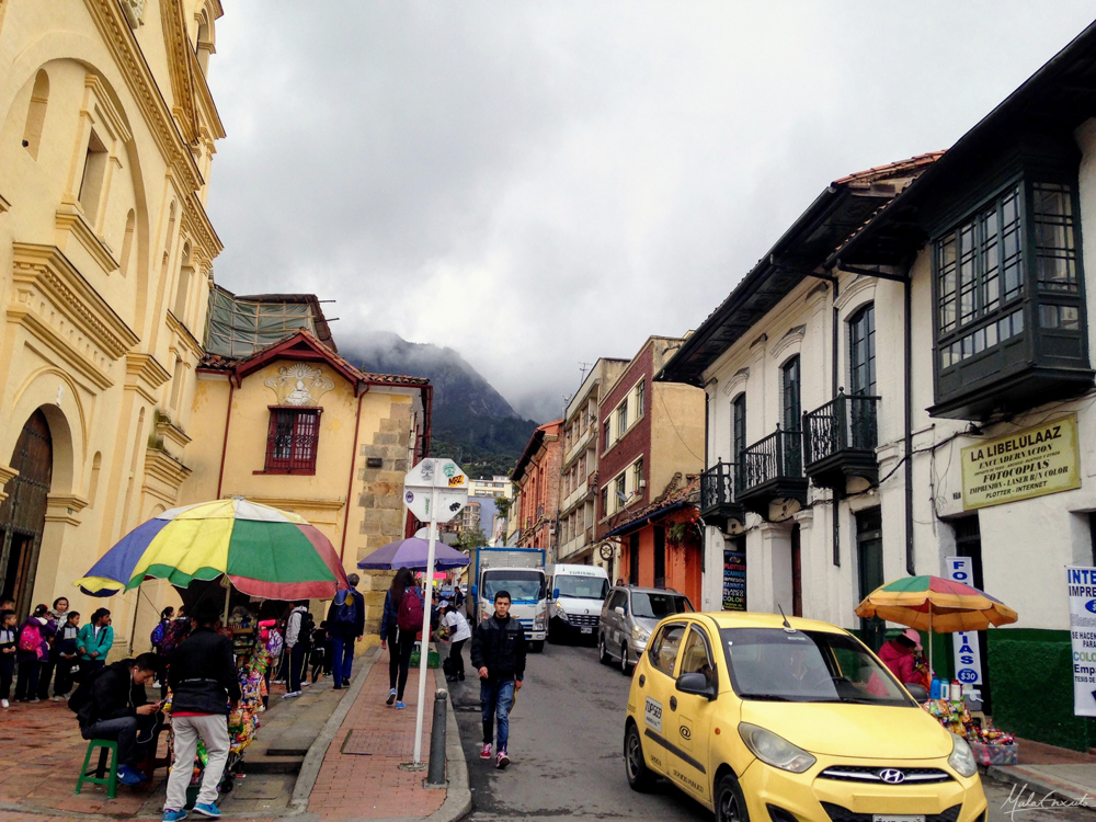 Clima e trânsito na Candelária, Bogotá.