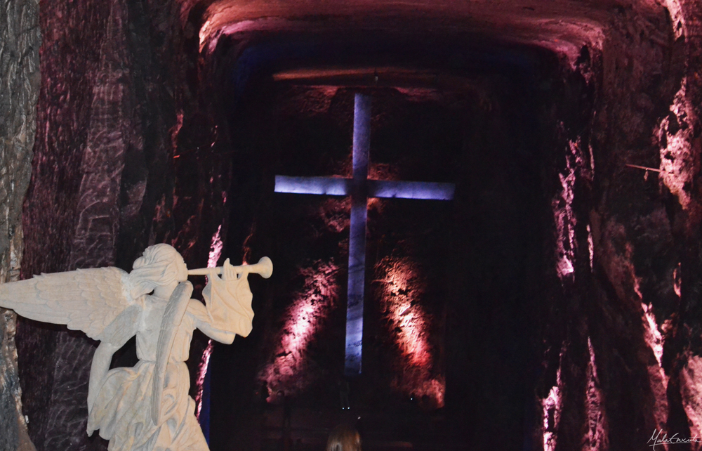 Maior cruz do mundo em um altar subterrâneo, Catedral de Sal, Zipaquirá, Colômbia.