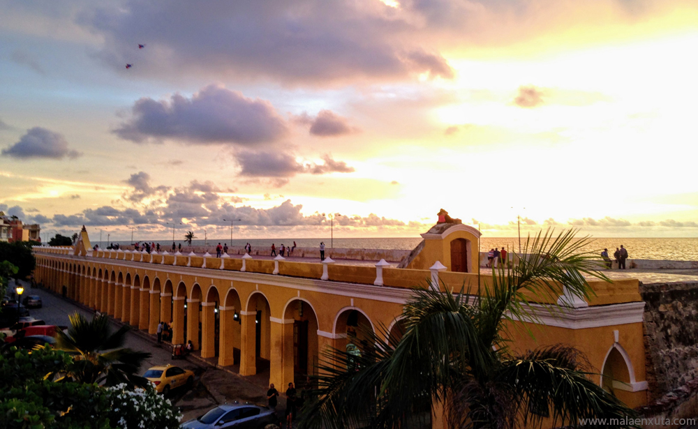 maravilhoso pôr do sol sobre as muralhas de Cartagena, na Colômbia.