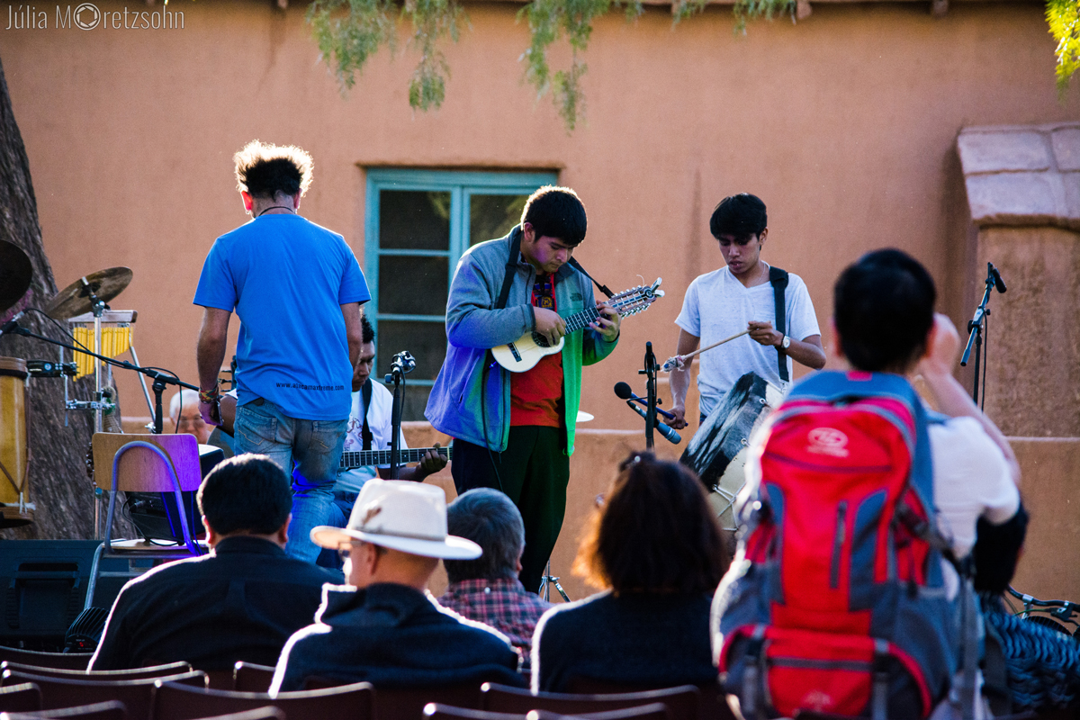 Músicos se apresentando da Praça Central, San Pedro de Atacama, Chile