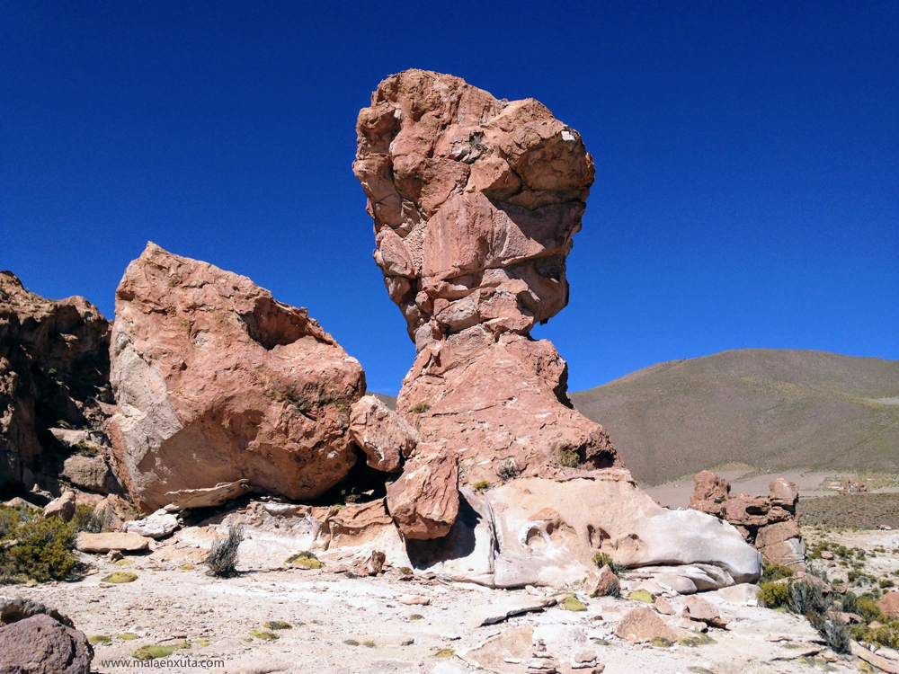 Arbol de Piedra, também conhecida por Copa do Mundo. Monolito formado pelo efeito da erosão provocada pelo vento da região. Deserto Siluli, Bolivia