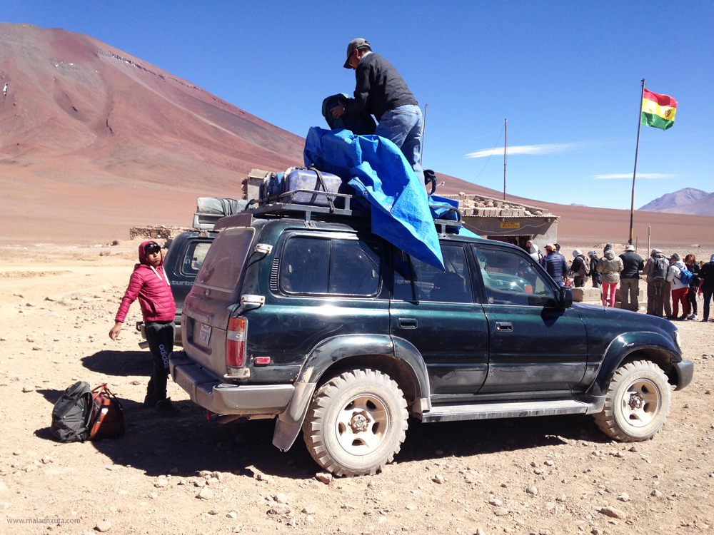 Théo acomodando nossas bagagens no nosso 4X4 na fronteira do Chile com a Bolivia