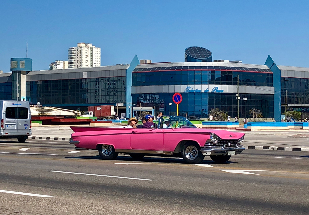 Uma das cenas mais comuns em Havana é ver  os turistas passeando nos carrões antigos convertíveis, Havana, Cuba.